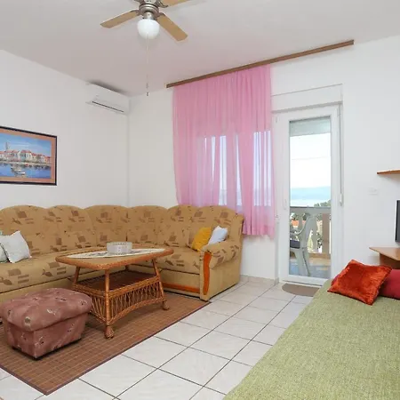 With A Parking Space Duce, - 20858 * Omis